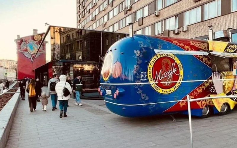 Фуд-трак-матрешка пытается привлечь клиентов закрытого McDonald’s